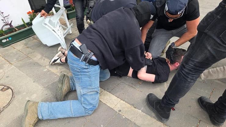 תיעוד ממעצרם של עמי גיידרוב סרגיי ליבמן ואדוארד שובטיוק בחשד שביצע משימות ביטחוניות עבור גורמי מודיעין איראניים