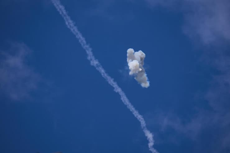 ישראל שלחה מערכת כיפת ברזל לאמירויות. ירוט בשמי ישראל (צילום: AP Photo/Ariel Schalit) יירוט בקריית שמונה