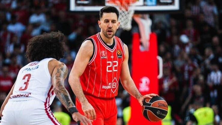 שחקן הפועל ת"א ואסיליה מיציץ'