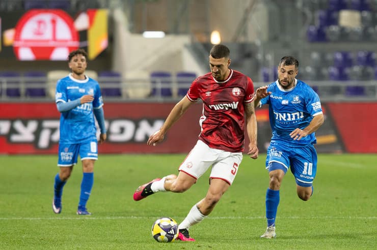 שחקן הפועל באר-שבע אור בלוריאן מול שחקן בני יהודה שגיא דרור