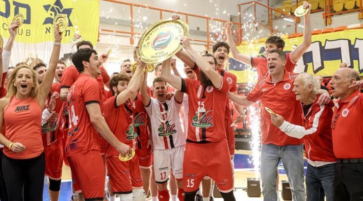 שחקני הפועל מטה אשר/עכו חוגגים אליפות