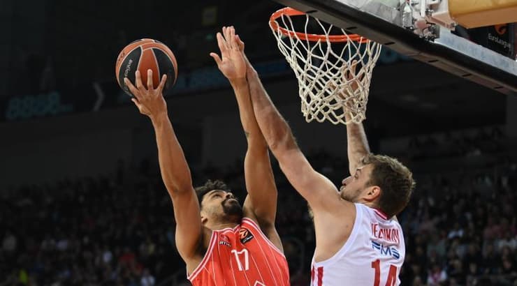 קולין מלקולם עולה על סשה וזנקוב