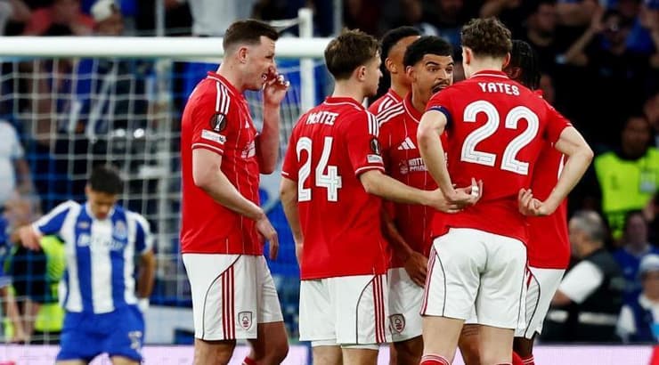 שחקני נוטינגהאם פורסט חוגגים