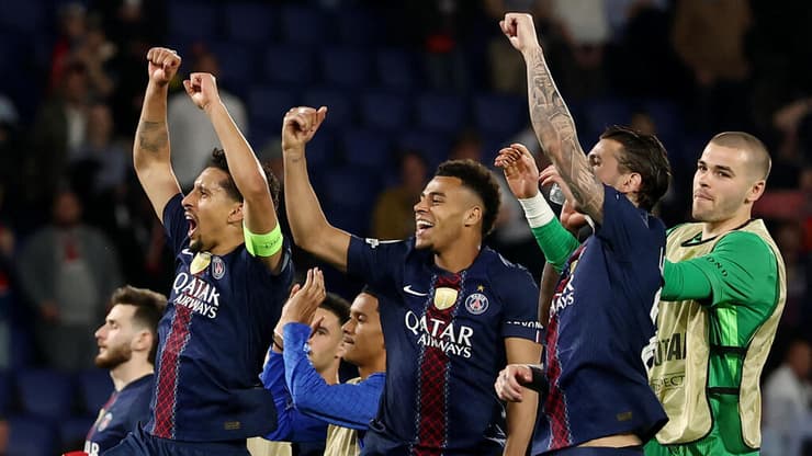 שחקני פ.ס.ז' חוגגים בסיום המשחק