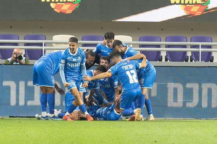 שחקני בני יהודה חוגגים