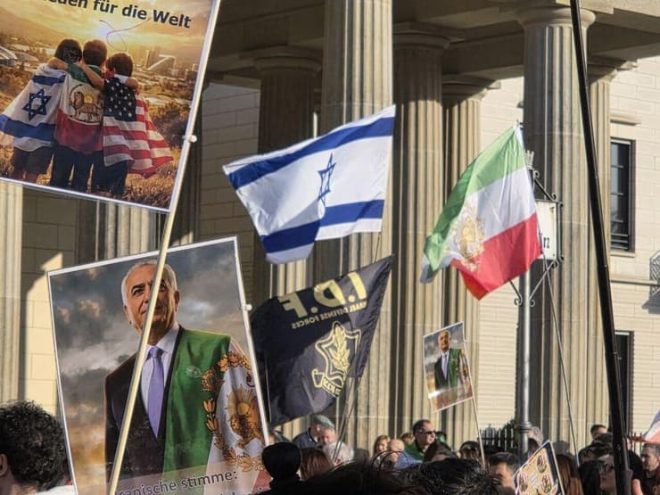 גולים איראנים מפגינים בברלין עם דגלי איראן וישראל נגד שלטון משמרות המהפכה גולים איראנים מפגינים בברלין עם דגלי איראן וישראל נגד שלטון משמרות המהפכה