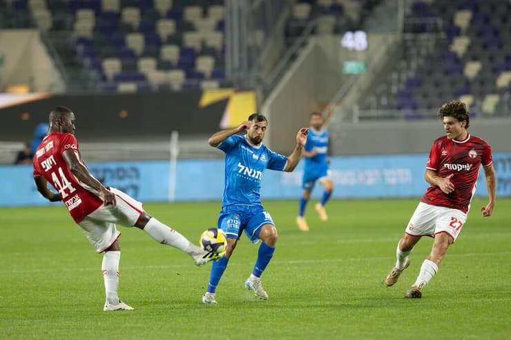 שחקן בני יהודה שגיא דרור מול שחקן הפועל באר-שבע ג'יבריל דיופ, יוני סטוינוב