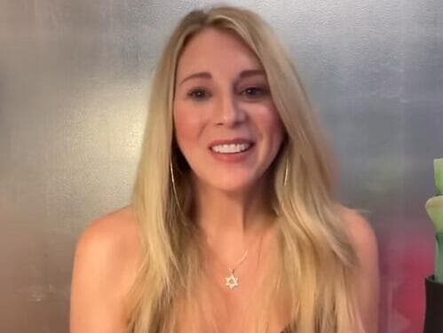 ד״ר לוגן לבקוף עונדת שרשרת עם מגן דוד