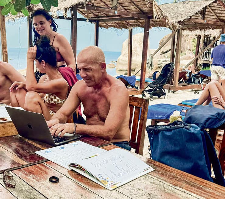 יובל לב: "היה לי ברור שיהיה מחיר עסקי למעבר שלנו לתאילנד, אבל אני משלם אותו בשמחה, עובד מרחוק ואת המחיר של הירידה בביזנס מפצה בכך שאני נוכח 24/7 בחיי המשפחה שלי" | צילום: אלבום פרטי