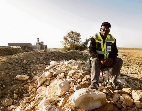 נג'יב אבו־בניה מהכפר הסמוך ואדי נעם סיפר אחרי ההכרזה על הפסקת האש: "היה לנו מזל מאלוהים שזה לא נפל במקום רגיש באזור תעשייה. למה שנמשיך לשחק עם המזל?" | צילום: גדי קבלו