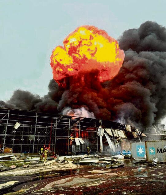 פגיעת הטיל מאיראן בנאות חובב בשבוע שעבר | צילום: דוברות כבאות והצלה