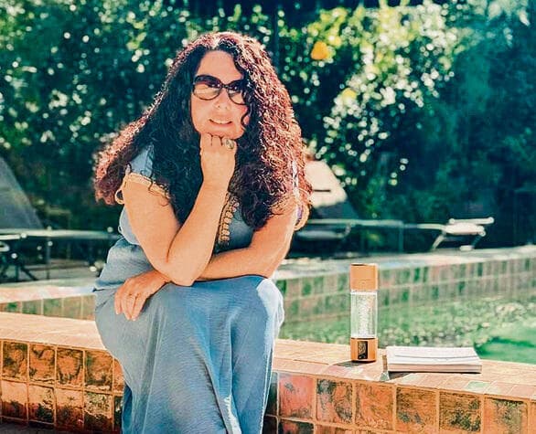 ד"ר רונית ג'ני נשר: "אני מנחה קורסים בזום לישראלים וכשהם קמים לאזעקות ונכנסים עם  האוזניות למקלטים ולממ"דים הגוף שלי מתכווץ. הגוף לא שוכח אזעקה" | צילום: אור קפלן