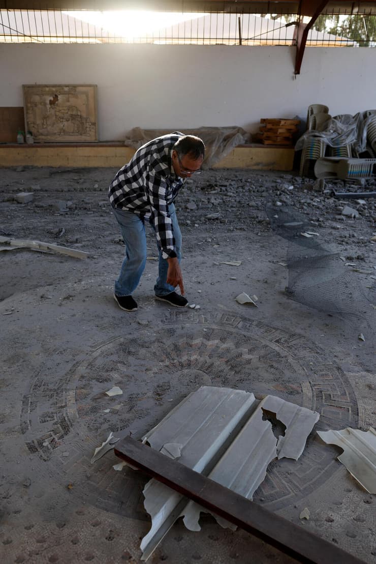 הנזק לפסיפס (צילום: Amir Cohen/Reuters) זירת הנפילה באתר הארכאולוגי בנהריה