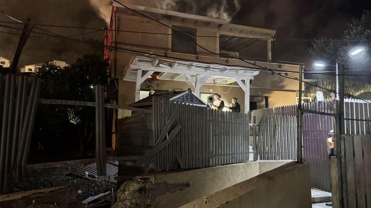 "חזרה לשגרה" מרגיש כמו מונח שלא יושב נכון על המציאות. זירת נפילה בקריית שמונה (צילום: תיעוד מבצעי מד"א) זירת הנפילה בקריית שמונה