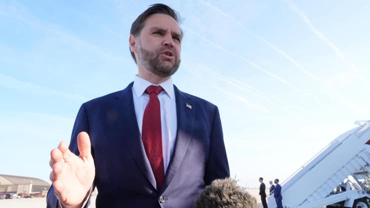 ג'יי די ואנס לפני המראתו אל פתיחת השיחות בין ארצות הברית לאיראן