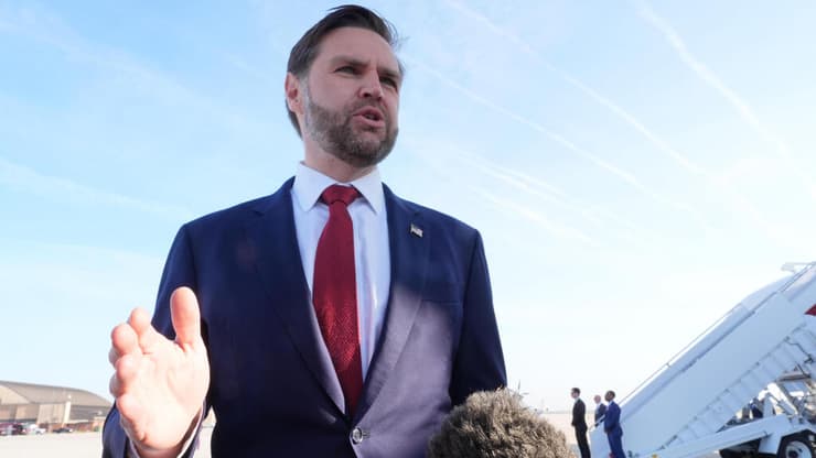 ג'יי די ואנס לפני המראתו אל פתיחת השיחות בין ארצות הברית לאיראן