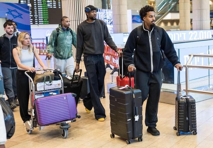 נחיתת הזרים