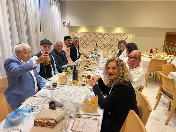 ותיקי קריית שמונה המפונים חוגגים ערב פסח במלון בירושלים