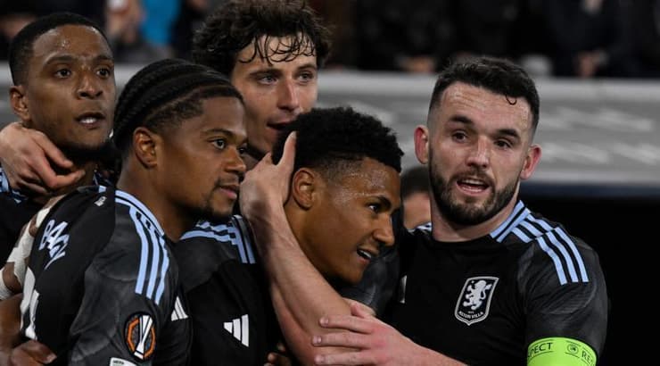 שחקני אסטון וילה חוגגים