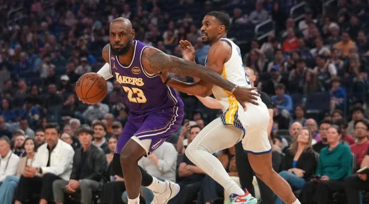 לברון ג'יימס חודר