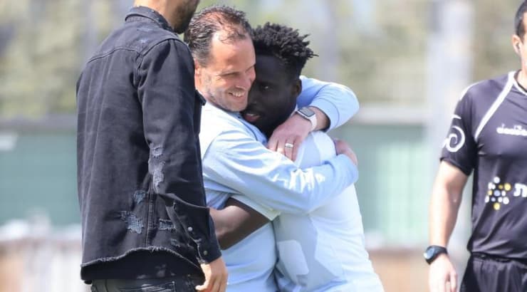 אווסו קוואמה חוגג עם נועם שוהם