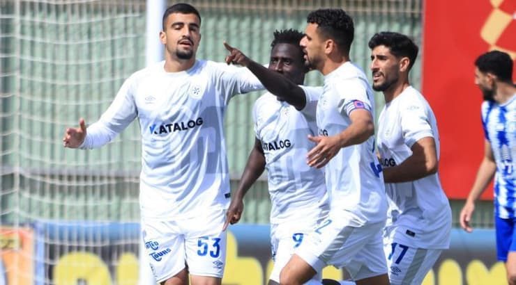 שחקני מכבי פתח תקווה חוגגים