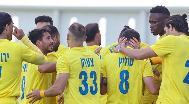 שחקני מכבי הרצליה מברכים את טוליץ