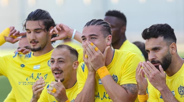 שחקני מכבי הרצליה בחגיגה אדירה