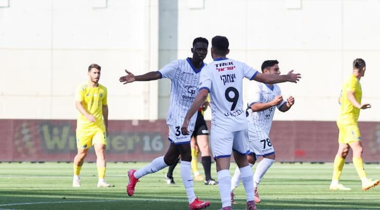 שחקני מכבי יפו שמחים