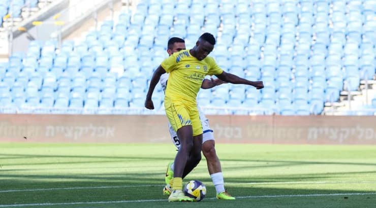 וילנטון אפונזה מכין את הצ'יפ