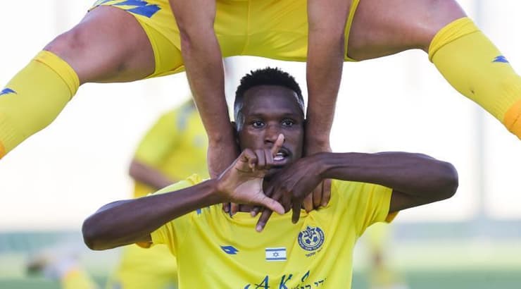 וילינטון אפונזה כובש חוגג