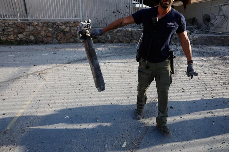 חבלן בנהריה (צילום: Amir Cohen/Reuters) שברי יירוט בנהריה