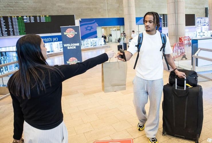 נחיתת הזרים