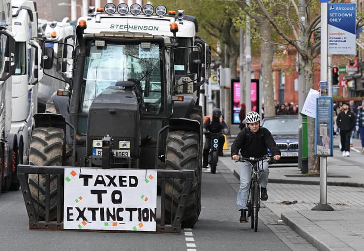 הפגנה דבלין אירלנד בעקבות עליות מחירי נפט בצל מלחמה ב איראן