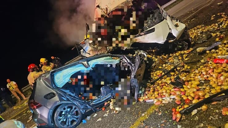 כלי הרכב המרוסקים אחרי תאונת הדרכים הקשה בכביש 60, שבה נהרגו 5 בני אדם