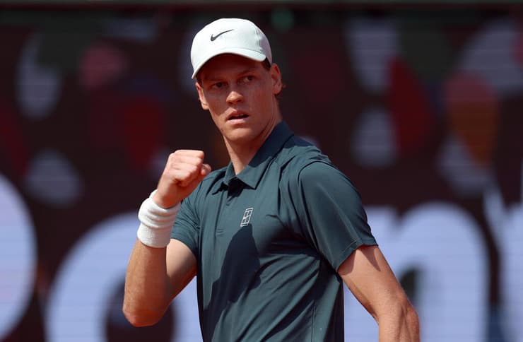 יאניק סינר רושם וי מול זברב 