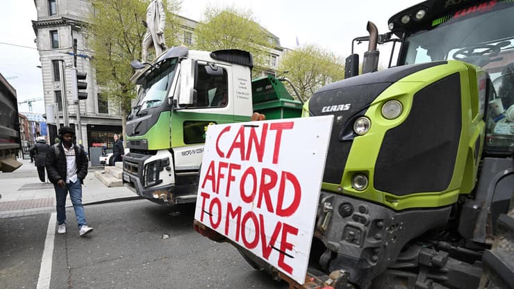 הפגנה באירלנד בעקבות עליות מחירי נפט (צילום: Charles McQuillan/Getty Images) הפגנה דבלין אירלנד בעקבות עליות מחירי נפט בצל מלחמה ב איראן