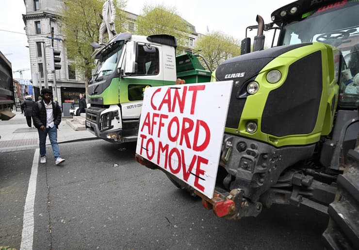 הפגנה דבלין אירלנד בעקבות עליות מחירי נפט בצל מלחמה ב איראן