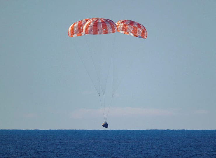 נחיתת האסטרונאוטים ממשימת ארטמיס 2 באוקיינוס השקט אחרי המסע לירח