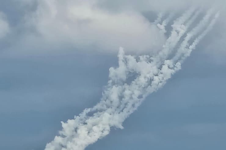ירי רקטות לעבר ישראל מלבנון, היום (צילום: Kawnat HAJU / AFP) ירי רקטות לעבר ישראל