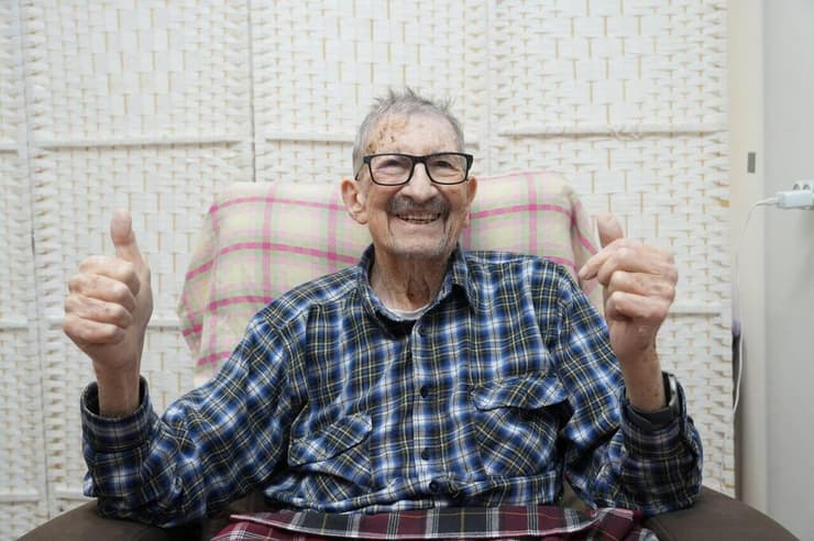 דניאל לוז: "את הפחד שחוויתי בעת פלישת חמאס, לא הרגשתי גם בשואה" (צילום: תומר שונם הלוי) דניאל לוז, שורד שואה שידליק משואה בטקס בקיבוץ יד מרדכי