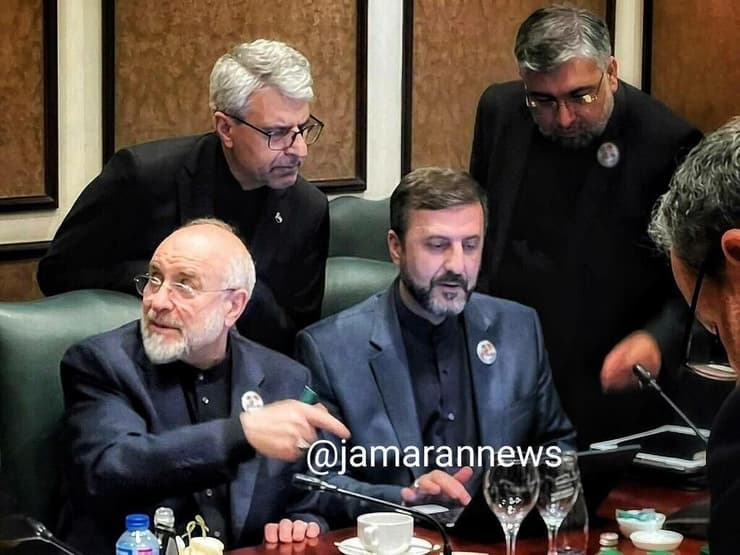 חברי המשלחת האיראנית עובדים על מסמכים