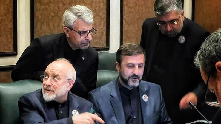 חברי המשלחת האיראנית עובדים על מסמכים