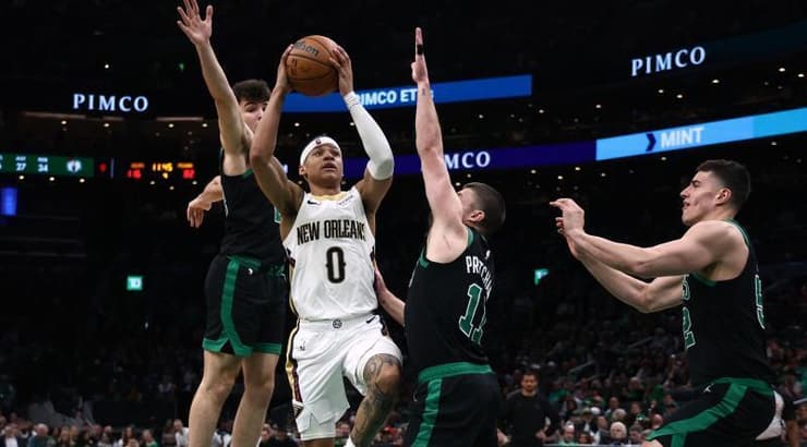 פירס מוקף בשחקני בוסטון