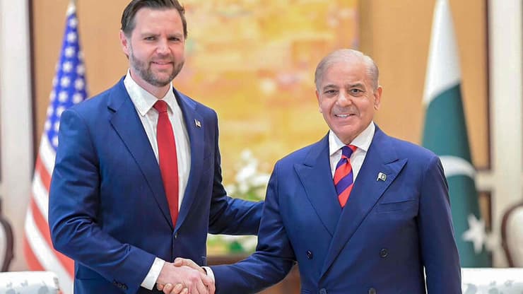 ראש ממשת פקיסטן שהבז שריף עם סגן נשיא ארה"ב ג'יי די ואנס