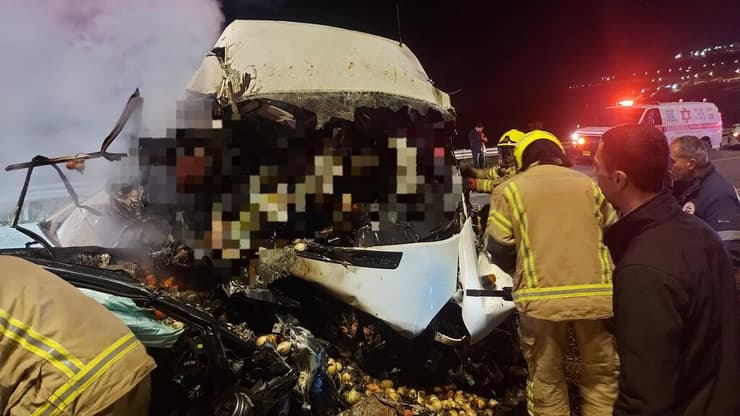 כלי הרכב המרוסקים אחרי תאונת הדרכים הקשה בכביש 60, שבה נהרגו 5 בני אדם