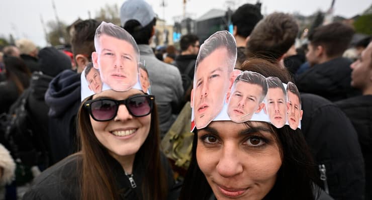 תומכות מדיאר בעצרת נגד אורבן