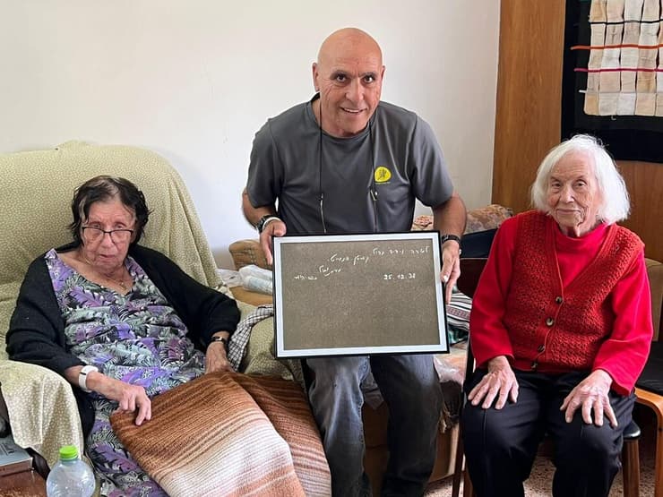 משה קאשי עם בנותיו של עמנואל מור, רינה ומיקה, וההקדשה של אביהן לווינגייט