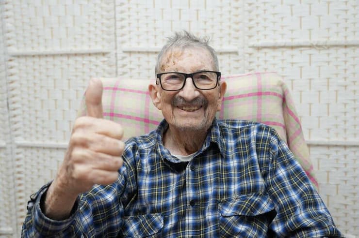 דניאל לוז, שורד שואה שידליק משואה בטקס בקיבוץ יד מרדכי