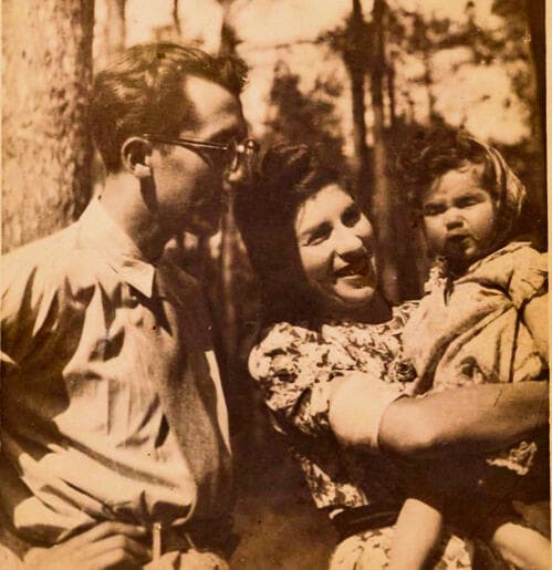 צאלק פחודניק, עם אשתו אנה, ובתם אטלי